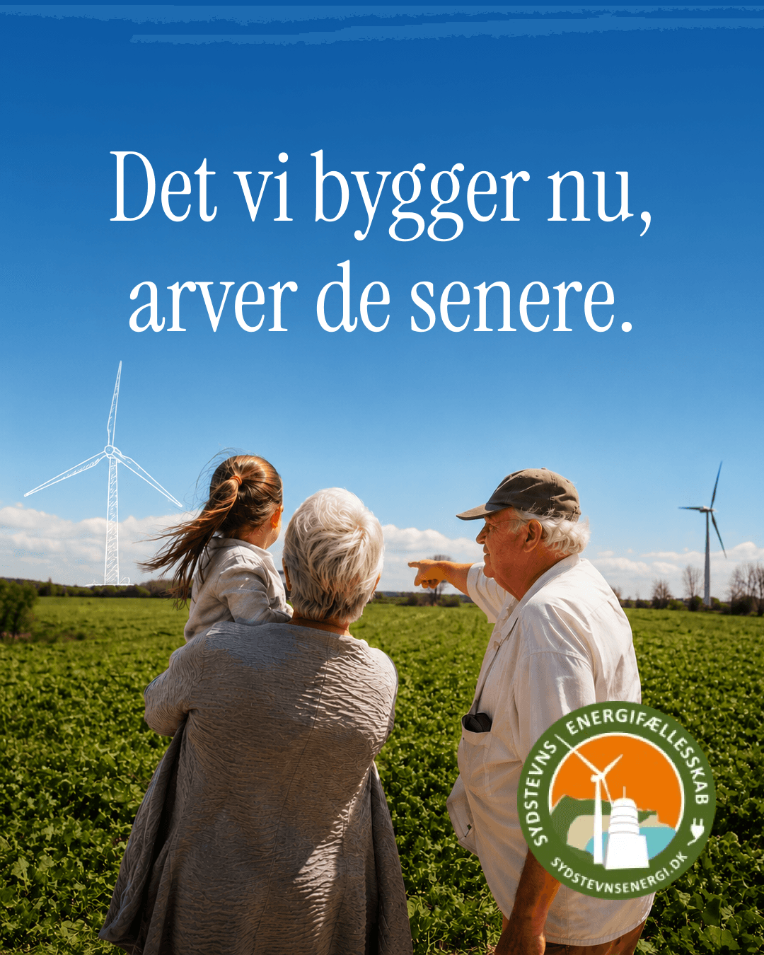 Bedsteforældre og barnebarn ved vindmøller på en mark — “Det vi bygger nu, arver de senere.”